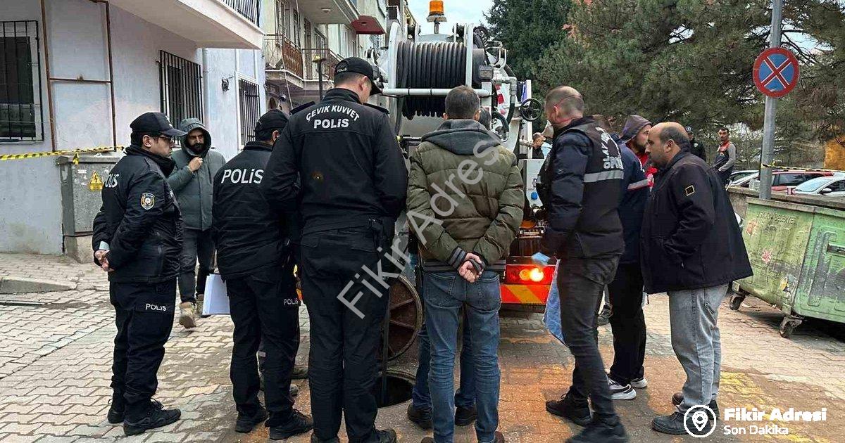 "Uşak'ta Kan Donduran Olay: Kanalizasyon Hattında Cenin Bulundu" başlıklı haber için fotorealistik,