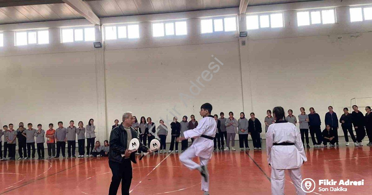"Kütahya Pazarlar'da Spor Devrimi: 100 Lisanslı Sporcu Hedefi" başlıklı haber için fotorealistik, pr