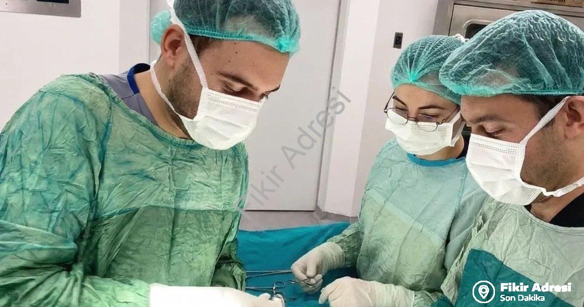 "Şuhut Devlet Hastanesi'nde Tıbbi Başarı: İlk Kez Uygulanan Yöntemle Fıtık Ameliyatı" başlıklı haber
